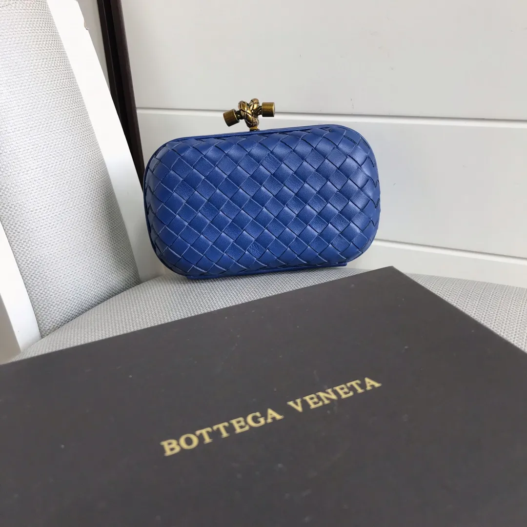 Sheepskin Knot clutch~~~Classic small clutch bag, engraved with the iconic metallic twist buckle. Size: 17cm*10.5cm*6cm MS8651